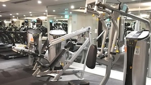 Kuntosali, jossa on useita erilaisia kuntoilulaitteita, kuten jalkaprässi ja rintaprässi.