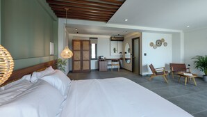 Une chambre d’hôtel moderne équipée d’un grand lit, d’un bureau, de deux chaises et d’une table à manger.