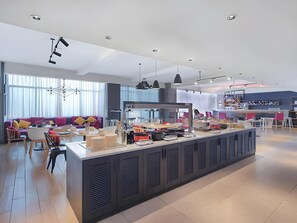 Un espace cuisine moderne doté d’un îlot central, d’une table à manger et de chaises.