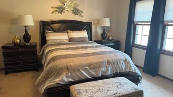 Tabla de planchar con plancha, internet y ropa de cama