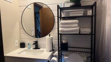 Secadora de cabello, toallas, jabón, papel de baño