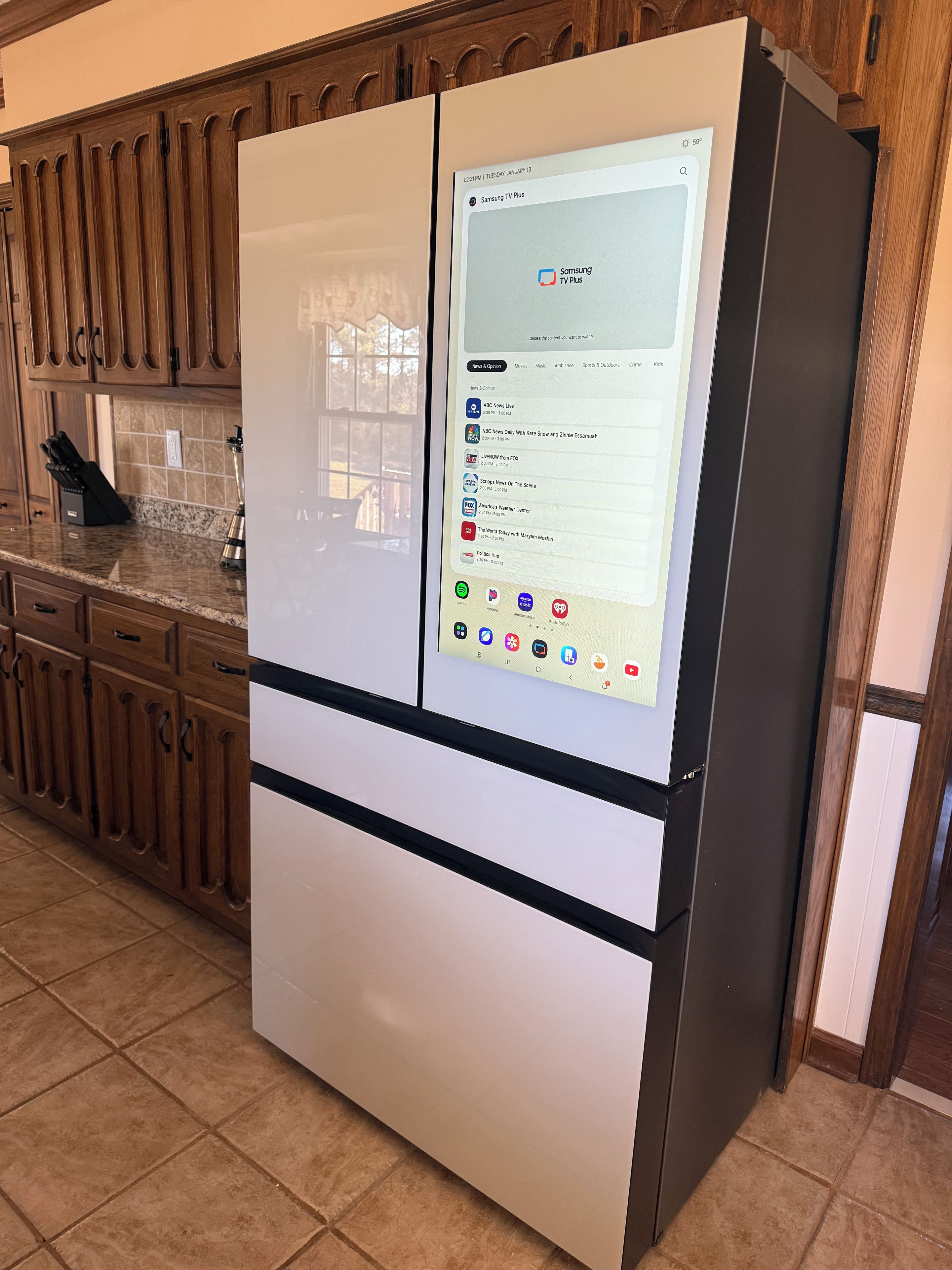 Une cuisine équipée d’un téléviseur Samsung TV Plus intégré, diffusant une chaîne d’information.