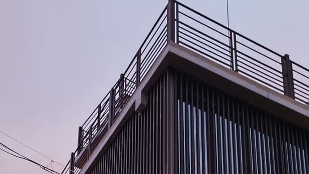 Un immeuble à plusieurs étages avec une enseigne indiquant l’hôtel « Miss Paradise ».