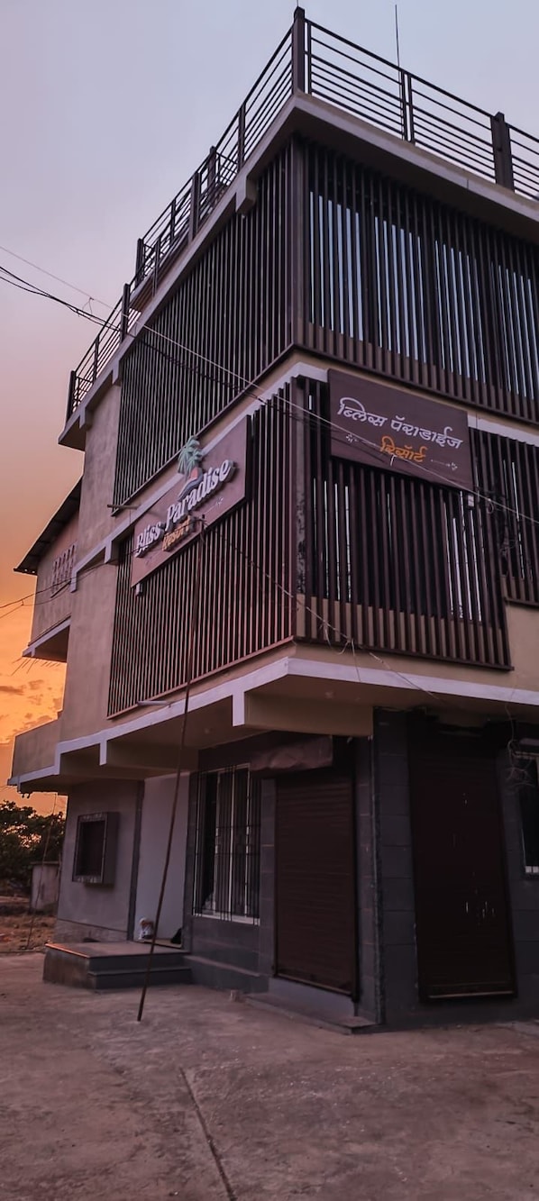 Ein mehrstöckiges Gebäude mit einem Schild für das Hotel 'Miss Paradise'.