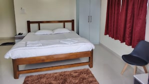 Une chambre à coucher avec un lit, une armoire, une chaise et un tapis.