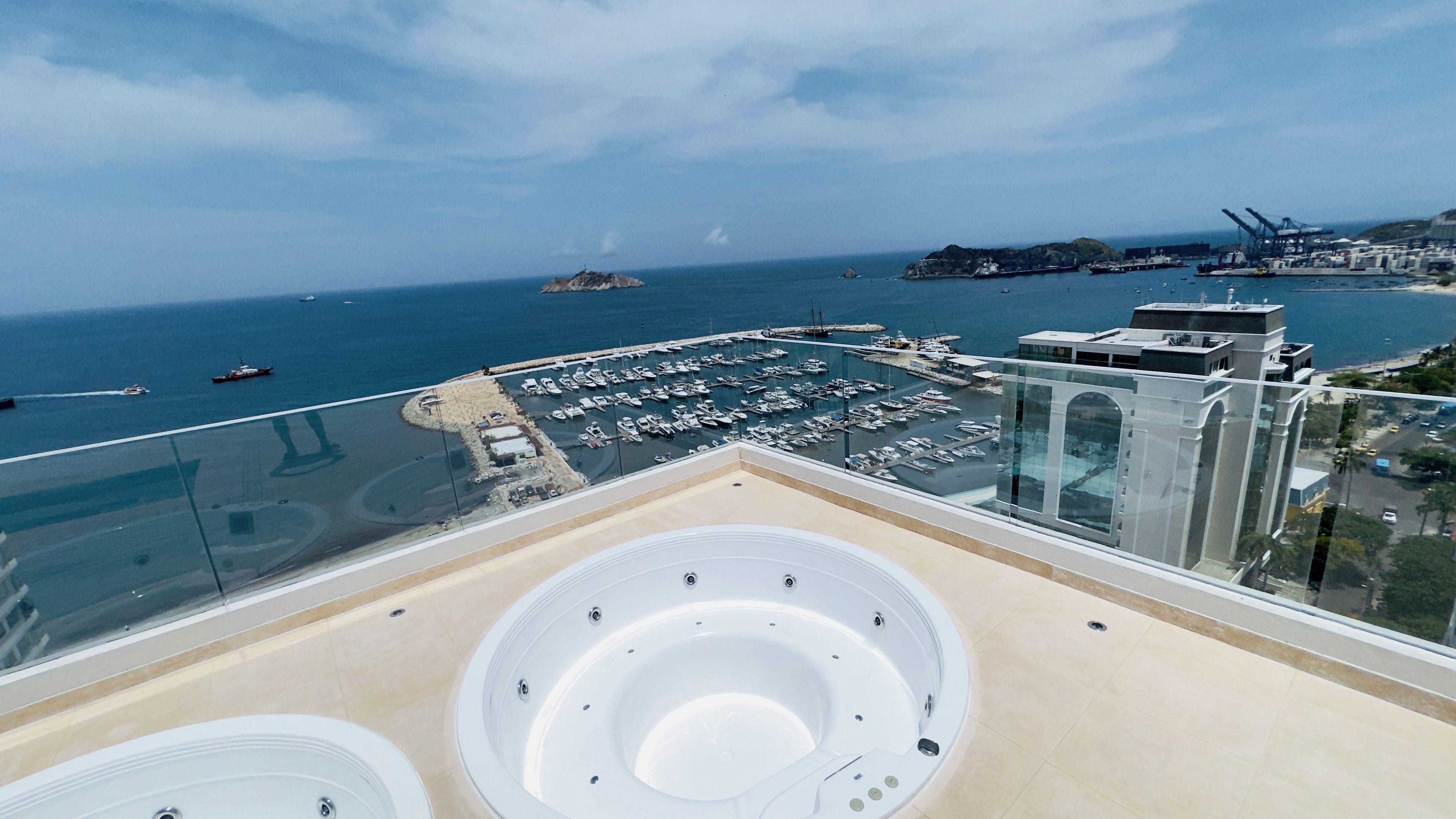 Balcón de un hotel moderno con vista a una marina y al puerto.