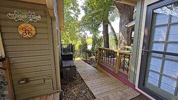 Una terraza de madera que conduce a una casa con un letrero que dice 'Wicked Weed Brewing'.