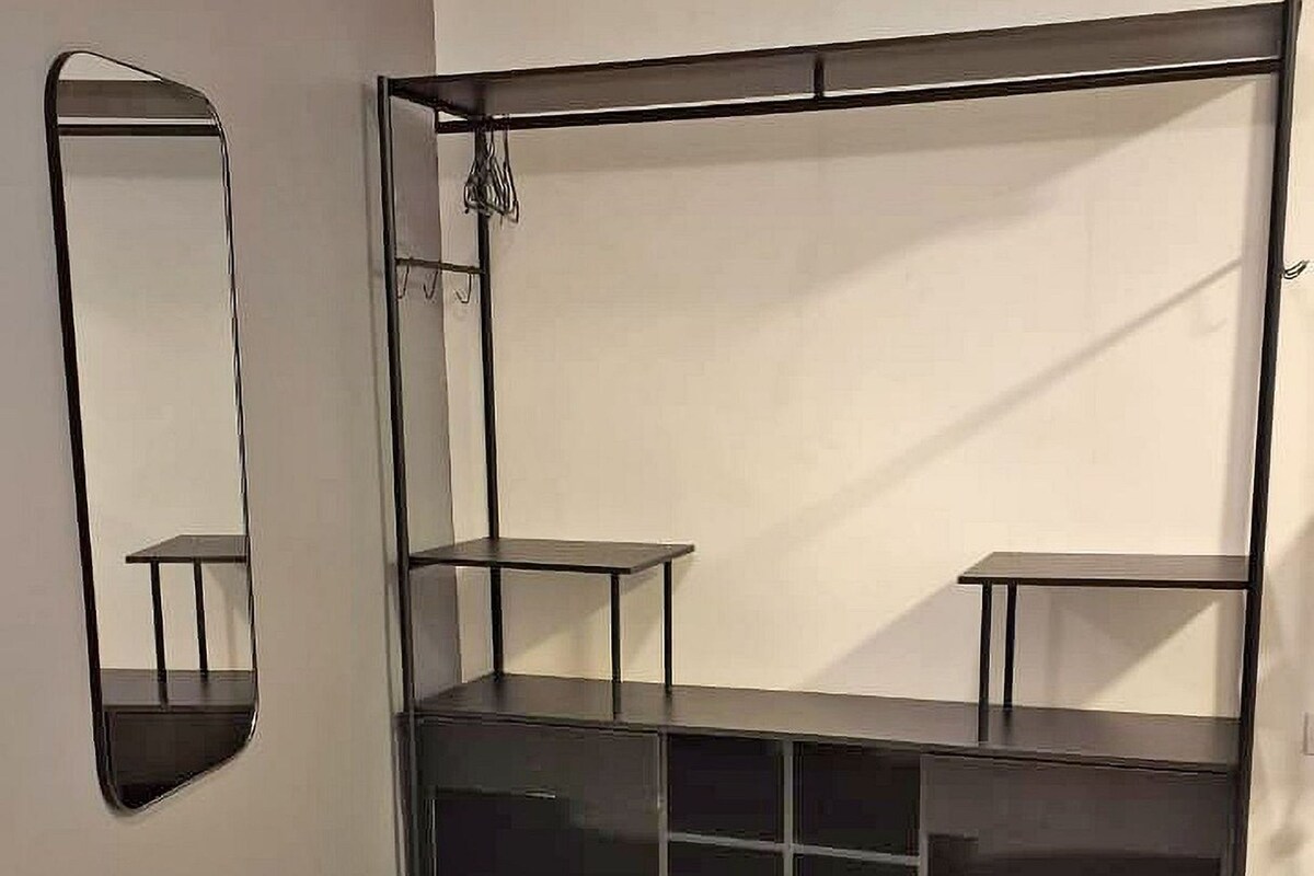 Studio | Meja kerja, tirai kedap cahaya, setrika/meja setrika, dan Wi-Fi gratis