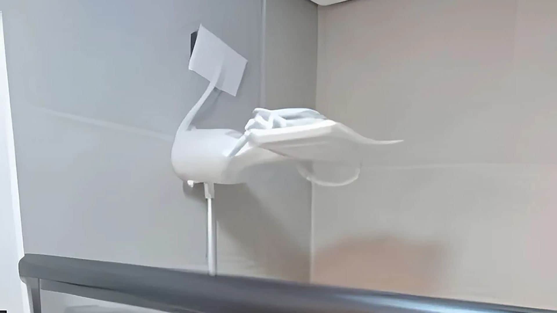 Ein Handdesinfektionsspender an der Wand neben einer Glastür.