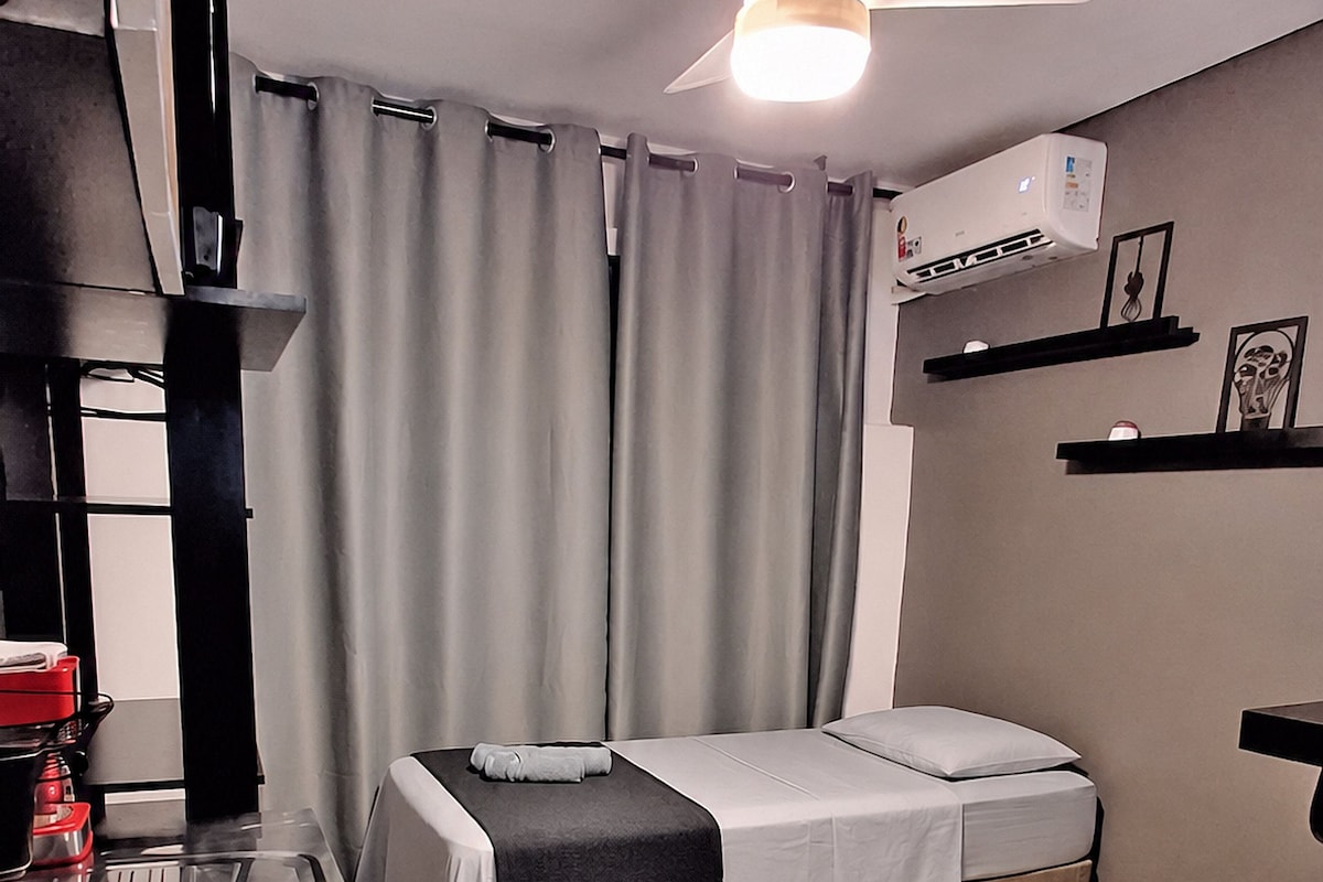 Studio | Een bureau, verduisterende gordijnen, een strijkplank/strijkijzer