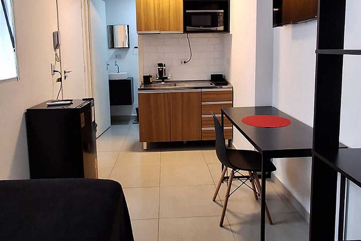 Eenvoudige studio | Een bureau, verduisterende gordijnen, een strijkplank/strijkijzer