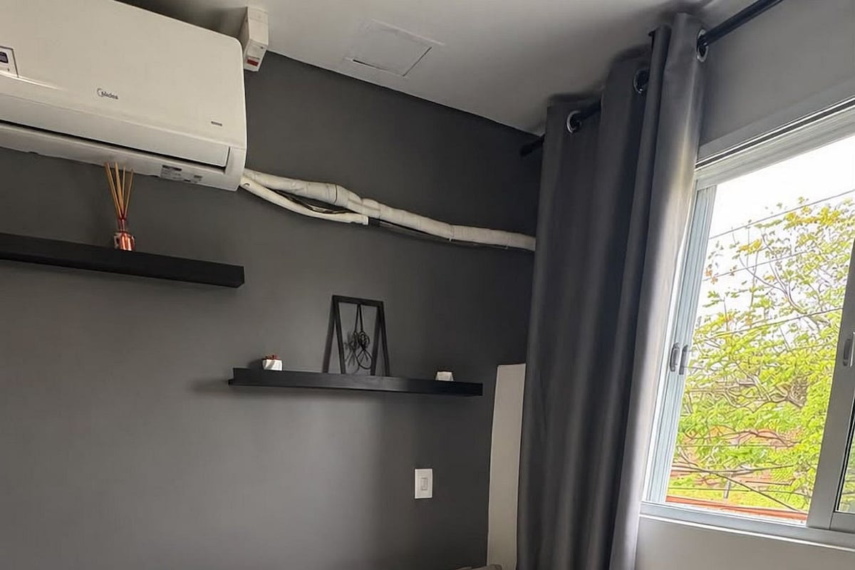 Studio | Een bureau, verduisterende gordijnen, een strijkplank/strijkijzer