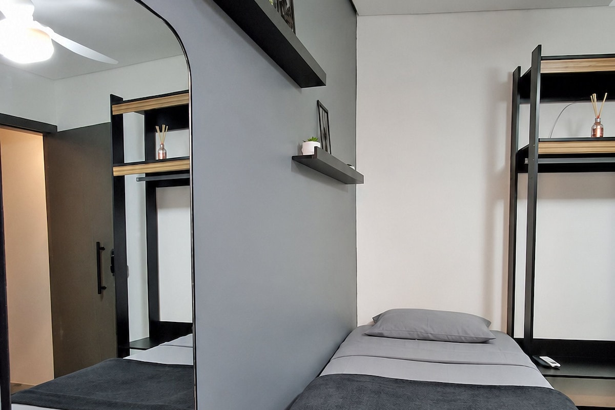 Studio | Een bureau, verduisterende gordijnen, een strijkplank/strijkijzer