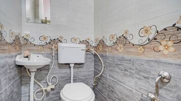 Classic Room, Balcony | Bathroom