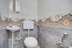 Phòng phong cách cổ điển, ban công | Phòng tắm