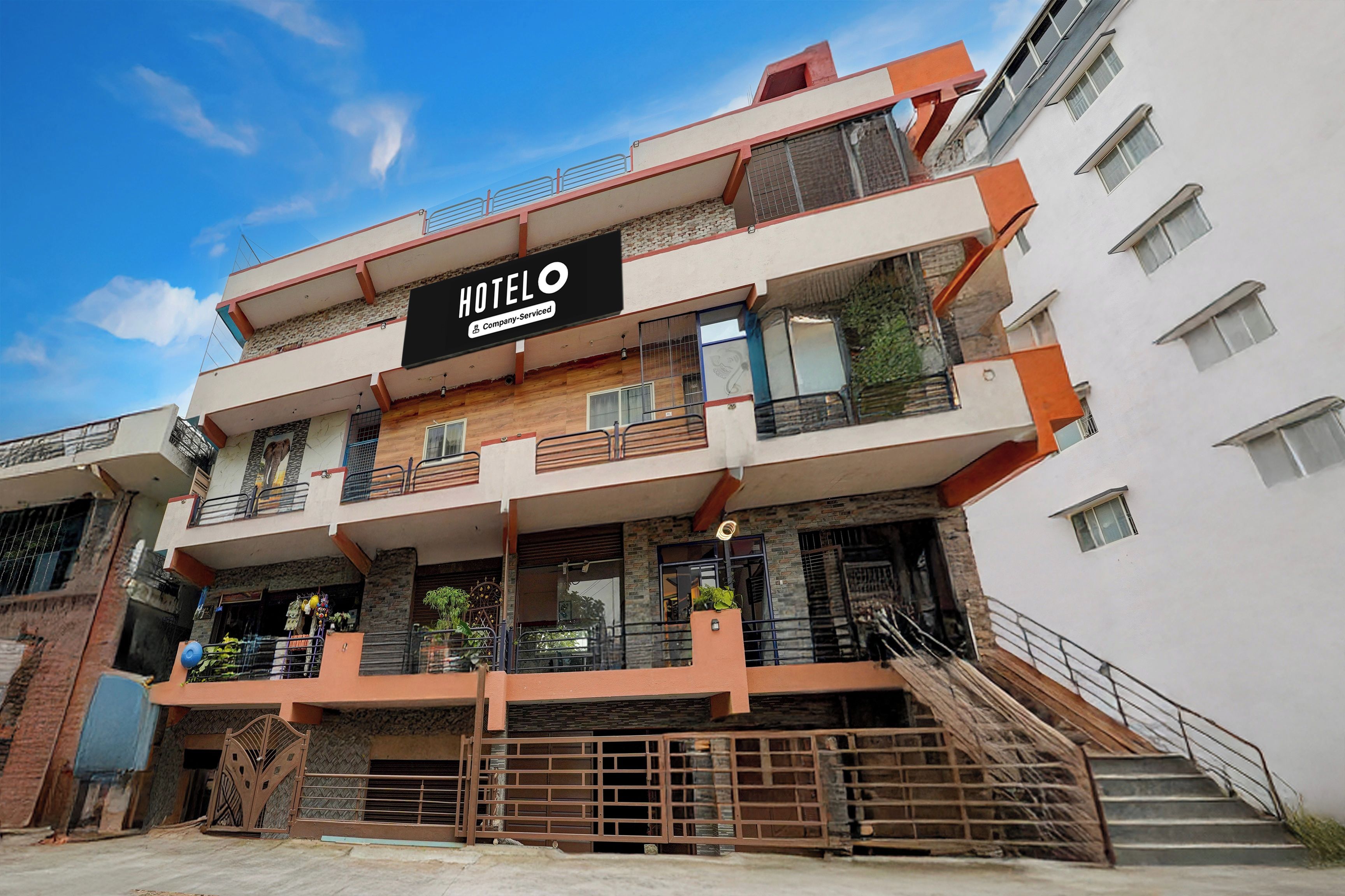 Un hotel de varios pisos con un cartel que indica que ofrece servicios para empresas.