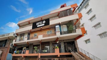 Un hotel de varios pisos con un cartel que indica que ofrece servicios para empresas.