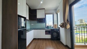 Tủ lạnh, lò vi sóng, lò nướng, dụng cụ nấu nướng/bát dĩa/dao nĩa 