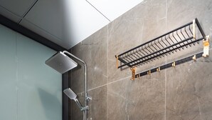 Căn hộ Deluxe, 2 phòng ngủ | Phòng tắm | Đồ dùng nhà tắm miễn phí, máy sấy tóc, khăn tắm, xà phòng 