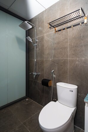 Deluxe-huoneisto, 2 makuuhuonetta | Kylpyhuone | Ilmaiset hygieniatuotteet, hiustenkuivaaja, pyyhkeet, saippua