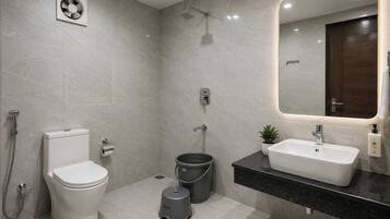 Un baño moderno con inodoro, bidé, ducha y lavamanos.