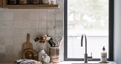 Stillwood Retreat - Secluded Boutique Escape