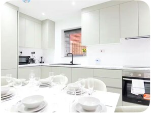 Private kitchen - Modern 3-Bed Wembley Home, Minutes from Wembley Stadium (Wembley)