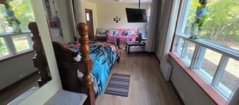 Cozy Updated Campbellton Studio. Sleeps 4 + Free Parking + Laundry Available.