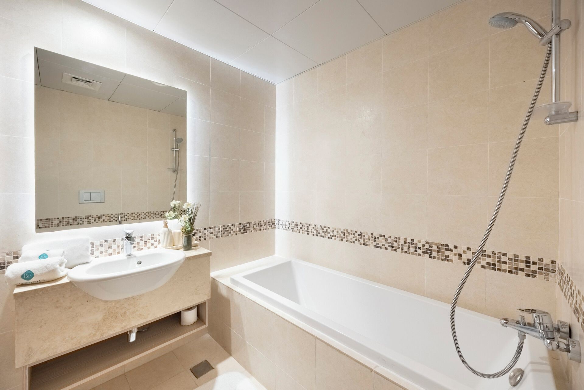 Ein Badezimmer mit einer Badewanne, einem Waschbecken und einer Dusche.