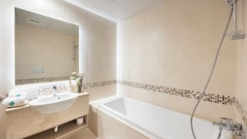 Ein Badezimmer mit einer Badewanne, einem Waschbecken und einer Dusche.