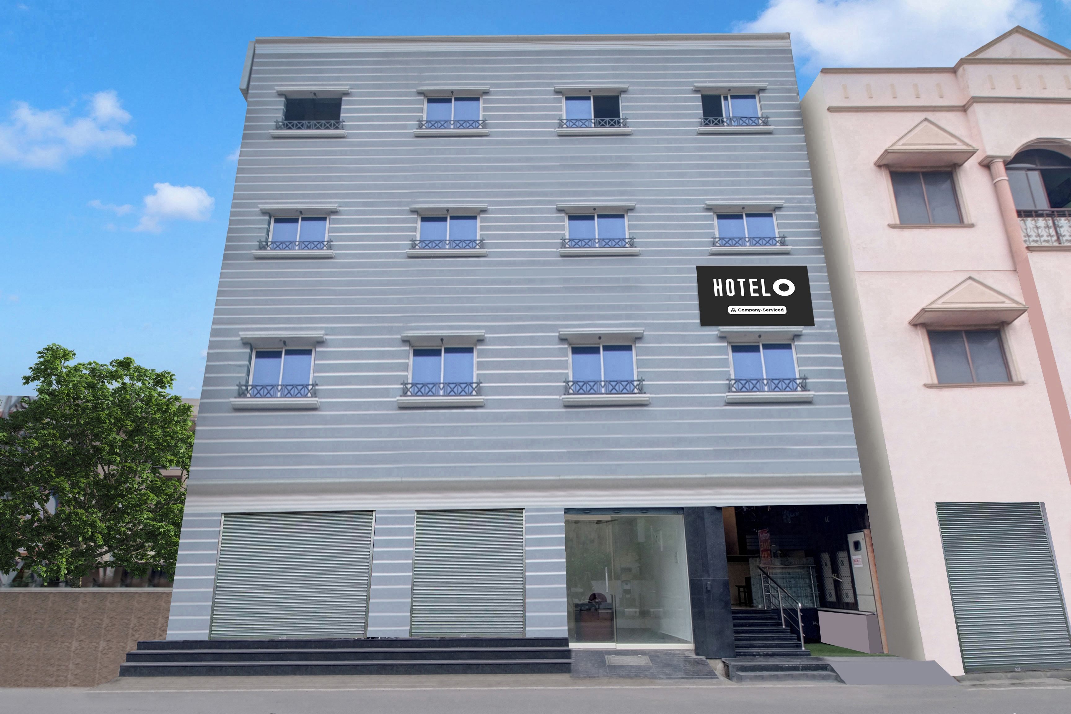 Hotellirakennuksessa on kyltti, josta ilmenee, että se on yrityksen hallinnoima.