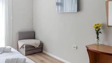 Una habitación de hotel moderna con una cama, un escritorio y una silla.