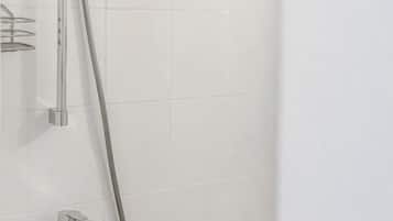 Een douche met een handdouche en een wandmengkraan.