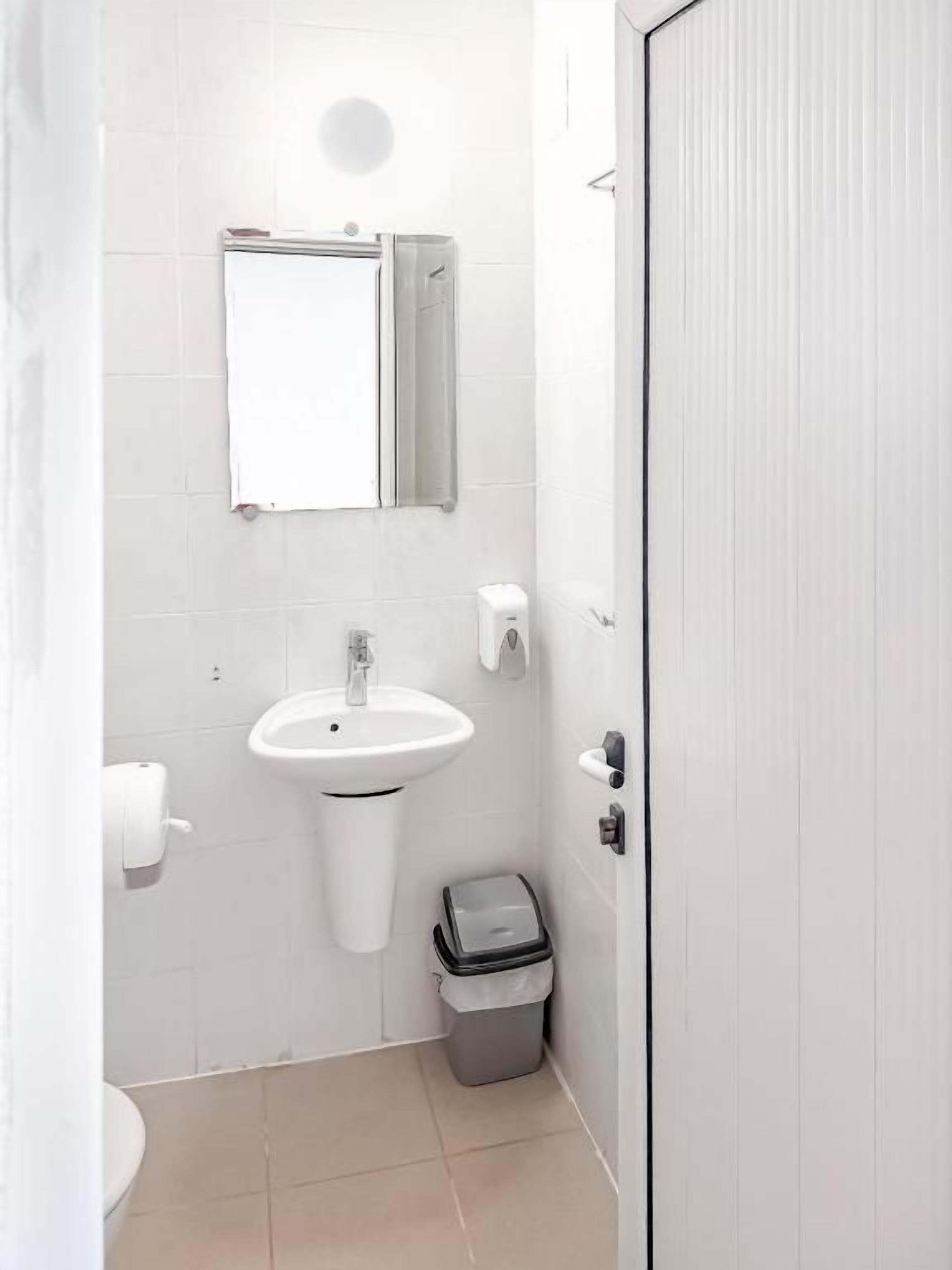 Habitación clásica con 2 camas individuales, balcón | Baño | Ducha, toallas y papel higiénico