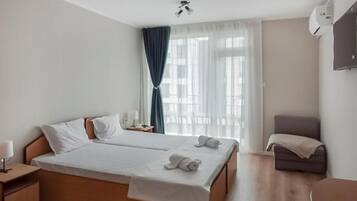 Habitación triple clásica, balcón | Wifi gratis y ropa de cama