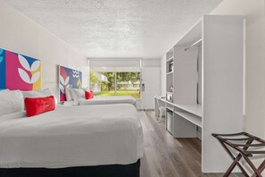 Ein modernes Hotelzimmer mit einem großen Bett, einem Schreibtisch und einem Fernseher.