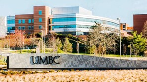 Un edificio moderno con un letrero que dice 'UMBC'.