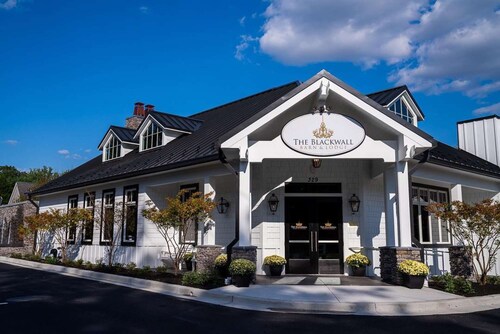 King Room Near Columbia | Wi‑Fi, Pool, & Dining