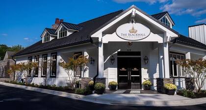 King Room Near Columbia | Wi‑Fi, Pool, & Dining