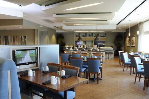 Group‑Friendly Stay near Baltimore + Pool & Gym