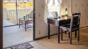 Classic Double Room, Balcony, pemandangan gurun | Tempat makan