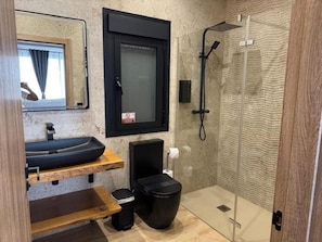 Een badkamer met een wastafel, toilet en douche.