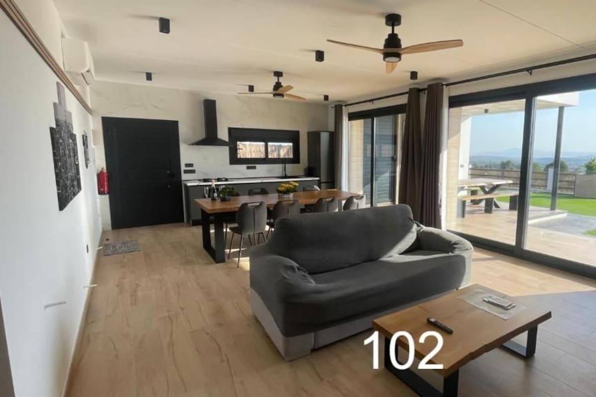 Comfort villa, balkon, uitzicht op bergen | Woonruimte