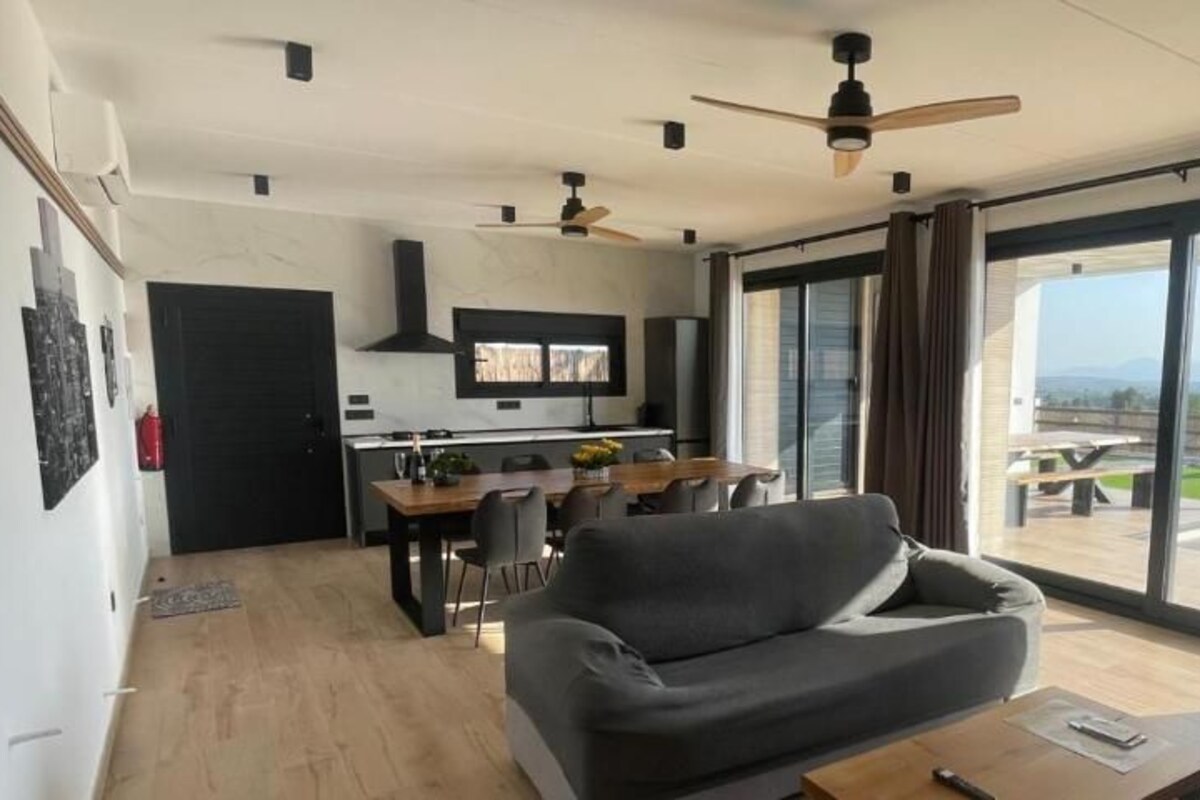 Comfort Villa, Balcony, Mountain View | Living area