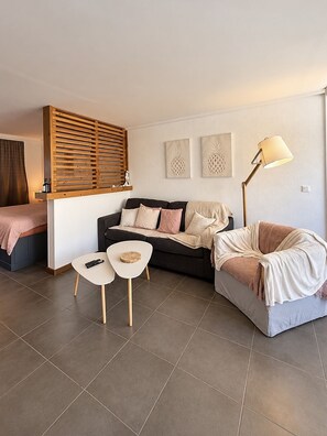 A modern living room with a sofa, a small table, a floor lamp, and artwork on the wall. - A tropical retreat under the Saint Martin sun (Cul-de-Sac)