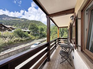Ein Balkon mit Blick auf einen Berg und eine Straße.