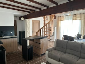 Cocina moderna con armarios de madera y encimera negra integrada.