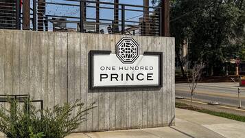 Een bord met de tekst 'ONE HUNDRED PRINCE' en een geometrisch logo.