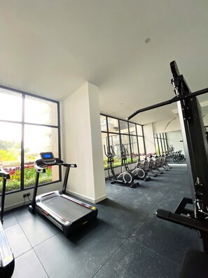 Ein Fitnessstudio mit Laufbändern, Crosstrainern und Gewichtsmaschinen.