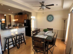 A dining area with a table, chairs, and a ceiling fan. - Lovely townhome in the popular Villages of Five Points (Lewes)